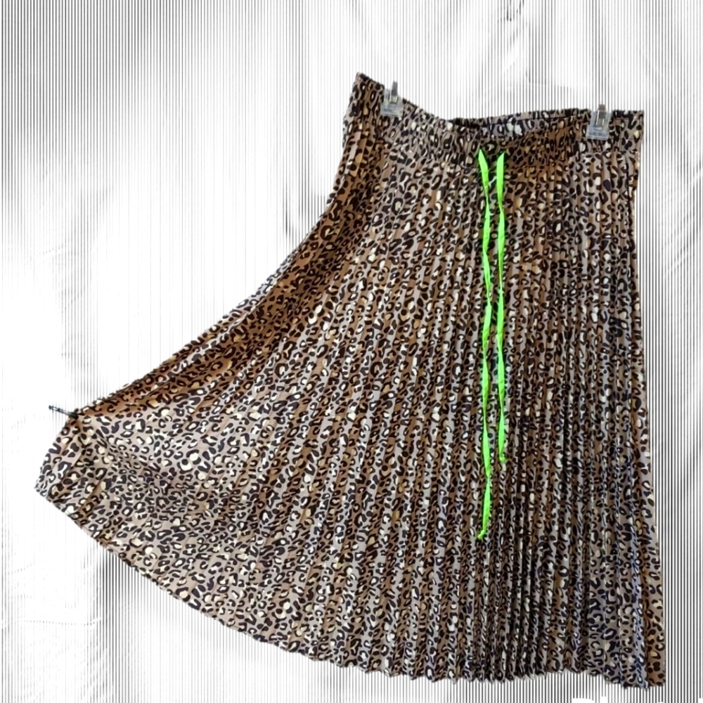 NWOT Leopard print Pleated Midi Skirt with Neon Green Synching